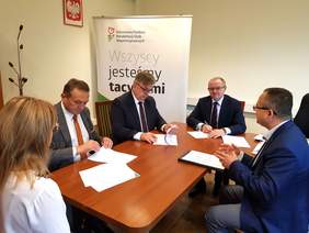 Pokaż zdjęcie: Ze strony starostwa kieleckiego  umowę podpisał starosta Tomasz Pleban i członek zarządu powiatu Mirosław Gębski