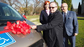 Pokaż zdjęcie: Dyrektor Andrzej Michalski przecina wstęgę