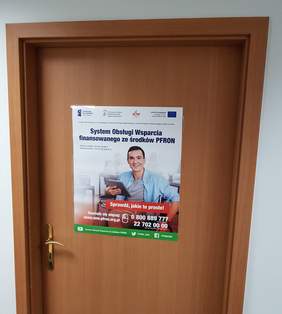 Pokaż zdjęcie: Punkt informacyjny w Oddziale Wielkopolskim PFRON dotyczący obsługi Systemu SOW