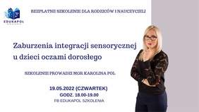 Pokaż zdjęcie: Po prawej stronie, na szarym tle widnieje zdjęcie kobiety w okularach, o blond włosach, ubranej w czarną bluzkę oraz granatowe spodnie. Na górze umieszczony został logotyp organizatora szkolenia oraz następujące sformułowanie: „Bezpłatne szkolenie dla rodziców i nauczycieli”. Poniżej zamieszczone zostały pozostałe informacje na temat szkolenia, które można znaleźć w treści niniejszej publikacji.