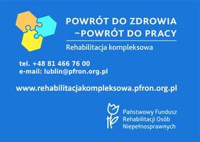 Pokaż zdjęcie: Na niebieskim tle w górnej, lewej części znajdują się 3 romby w kolorze żółtym, pomarańczowym, błękitnym tworzą puzzle. Wpisane białą czcionką dane kontaktowe.