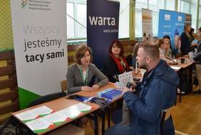 Pokaż zdjęcie: Udzielanie porad przez pracownika Oddziału