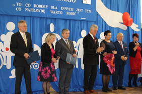 Pokaż zdjęcie: Wręczenie listów gratulacyjnych