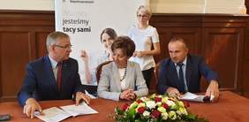 Pokaż zdjęcie: Prezes PFRON Marlana Maląd podczas skłądania podpisu - fotografia nr 5