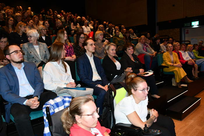 Pokaż zdjęcie: Sala konferecyjna wypełniona goścmi, a wśród nich Dyrektor Oddziału Lubuskiego PFRON