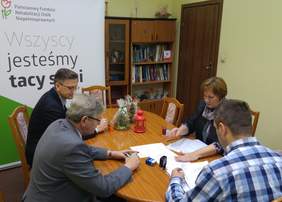 Pokaż zdjęcie: umowę podpisują:Elżbieta Zbonikowska-Goździewicz-Dyrektor PCPR w Bełchatowie, pełnomocnicy Funduszu Władysław Skwarka i Jarosław Madaj,