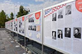 Pokaż zdjęcie: prezentacja wystawy -100 lat Polskiej Polityki Społecznej w Polsce