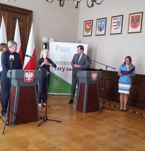 Pokaż zdjęcie: na zdjęciu: uczestnicy briefingu prasowego opisani powyżej