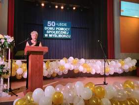 Pokaż zdjęcie: Powitanie gości przez Dyrektor DPS