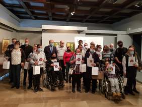 około 20 osób pozuje do zdjęcia, laureaci konkursu, trzymają dyplomy, upominki