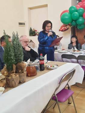 Pokaż zdjęcie: Prezes Zarządu Oddziału Halina Chojnacka przemawiająca do zaproszonych gości