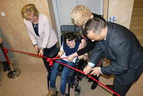 Pokaż zdjęcie: od lewej: Gabriela Lisius Starosta Powiatu Wejherowskiego, Małgorzata Woźniak  – Dyrektor Powiatowego Zespołu Kształcenia Specjalnego w  Wejherowie,  Dariusz Majorek Dyrektor Oddziału Pomorskiego PFRON