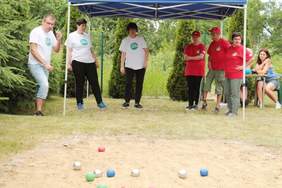 Pokaż zdjęcie: Rywalizacja uczestników podczas turnieju „Zagraj w dwie kule: bowling i bule” 