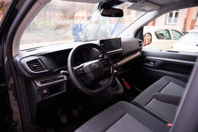 Pokaż zdjęcie: Wnętrze dziewięciomiejscowego mikrobusu przystosowanego do transportu osób z niepełnosprawnościami.