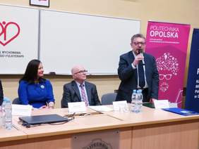 Pokaż zdjęcie: Dyrektor Oddziału Opolskiego PFRON - pan Łukasz Żmuda - uroczyście otwiera wydarzenie „Wiek i niepełnosprawność nie ogranicza. Żyj aktywnie i bezpiecznie"