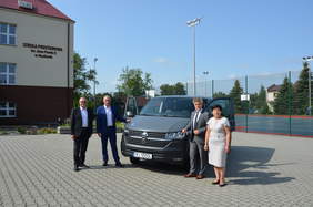 Pokaż zdjęcie: przekazanie busa