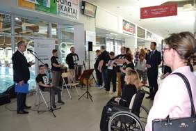 Pokaż zdjęcie: Otwarcie wystawy przez Janusza Surmacza pełniącego obowiązki Dyrektora Oddziału Warmińsko-Mazurskiego PFRON