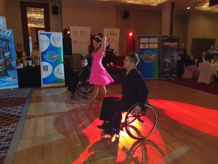 Pokaż zdjęcie: Pokaz tańca towarzyskiego