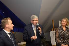 Pokaż zdjęcie: Dyrektor Łódzkiego Oddziału PFRON Władysław Skwarka przemawiający podczas spotkania świątecznego