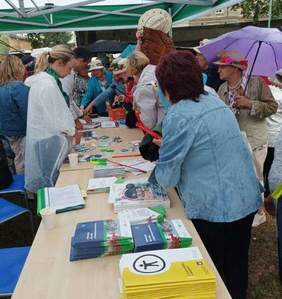 Pokaż zdjęcie: Stoisko informacyjne PFRONu