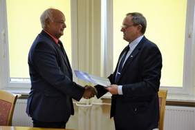 Pokaż zdjęcie: Dyrektor Oddziału Świętokrzyskiego PFRON Andrzej Michalski podczas wręczenia umowy dofinansowania  Staroście Skarżyskiemu Jerzemu Żmijewskiemu 