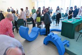 Uczestnicy konferencji doświadczają wrażeń korzystając z klocków do rehabilitacji dzieci z zaburzeniami motoryki dużej w wieku przedszkolnym. 