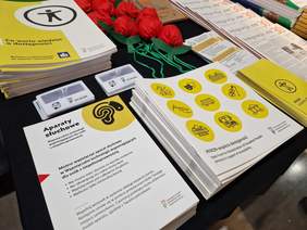 Pokaż zdjęcie: Ulotki oraz materiały informacyjne rozłożone na stole