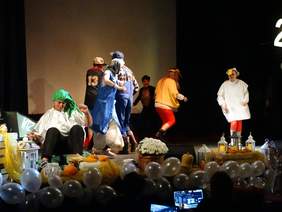 Pokaż zdjęcie: Uczestnicy Warsztatu przygotowali krótkie przedstawienie wykorzystując wiersz Jana Brzechwy pt. „Rzepka”