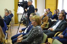 Pokaż zdjęcie: Marta Mordarska - dyrektor Oddziału Małopolskiego PFRON podczas  konferencji „Bliżej Funduszy Europejskich”