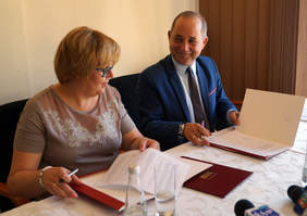 Pokaż zdjęcie: Marta Mordarska, dyrektor Oddziału Małopolskiego PFRON, Marek Pławiak, starosta nowosądecki