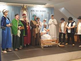 Pokaż zdjęcie: Zdjęcie dzieci podczas przedstawienia jasełkowego przebranych za Maryję, Józefa, pastuszków, mędrców. 