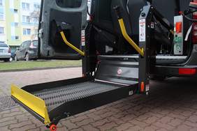 Pokaż zdjęcie: Uroczystość przekazania busa dla podopiecznych Środowiskowego Domu Samopomocy „Tulipan” w Kaliszu