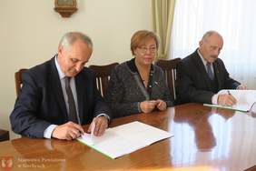 Pokaż zdjęcie: Karol Górski, Starosta Gorlicki, Marta Mordarska, Dyrektor Małopolskiego Oddziału PFRON oraz Jerzy Nalepka - Wicestarosta Gorlicki