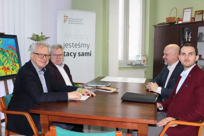 Pokaż zdjęcie: Krzysztof Michałkiewicz Prezes PFRON,Jerzy Dębski Dyrektor Oddziału Lubelskiego PFRON oraz przedstawiciele Fundacji Nowy Staw