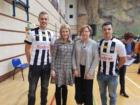 Pokaż zdjęcie: Marta Mordarska, Dyrektor Małopolskiego Oddziału PFRON z wolontariuszami Integracyjnego balu  „Radość Wasza - Radość Nasza” w Nowym Sączu