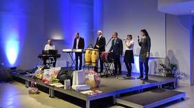 Pokaż zdjęcie: Występ artystyczny zespołu instrumentalno-wokalnego Szwagry