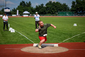 Pokaż zdjęcie: Rzut kulą przez zawodnika