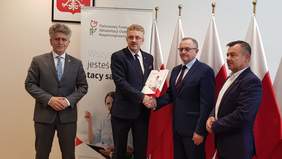 Pokaż zdjęcie: Podpisanie umowy z Powiatem Koneckim
