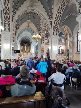 Pokaż zdjęcie: Uczestnicy Mszy Świętej poświęconej spotkaniu integracyjnemu osób z niepełnosprawnością 