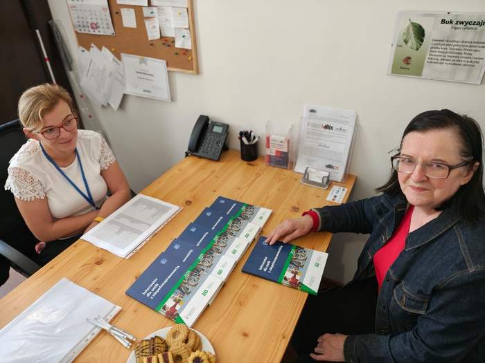 Pokaż zdjęcie: W pomieszczeniu Fundacji "Szansa-Jesteśmy Razem" znajdują się dwie kobiety, które ze sobą rozmawiały