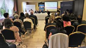 Podczas spotkania konsultacyjnego - w całości tłumaczonego przez tłumacza migowego - Annę Kowalską