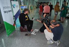 Pokaż zdjęcie: Stanisław Kmiecik podczas rozmowy z mediami