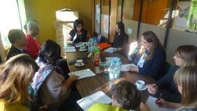 Pokaż zdjęcie: Gabriela Knapik - prowadząca spotkanie, pracownik Oddziału Śląskiego PFRON wraz z uczestnikami szkolenia