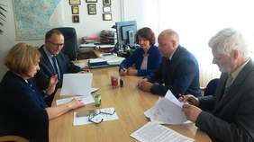 Pokaż zdjęcie: Zawarcie umowy w Oddziale Podkarpackim, Zarząd Powiatu Niżańskiego w składzie: Robert Bednarz - Starosta, Adam Mach - Wicestarosta, Maria Bednarz - Skarbnik Powiatu, Pełnomocnicy PFRON: Małgorzata Magdoń, Maciej Szymański