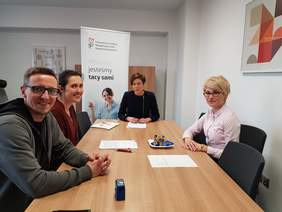 Pokaż zdjęcie: Podpisanie umowy na realizację projektu z zakresu asystencji osobistej dla osób z niepełnosprawnościami