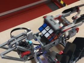 Pokaż zdjęcie: Atrakcja Targów był robot złożony z klocków Lego układający w mgnieniu oka kostkę Rubika