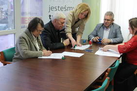 Pokaż zdjęcie: Maria Olszak Prezes Zarządu PZN Okręgu Lubelskiego, Katarzyna Banach koordynator projektu, Zbigniew Nastaj Sekretarz Zarządu PZN Okregu Lubelskiego