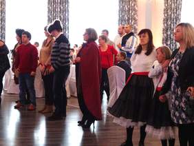 Uczestnicy balu, na środku, w szacie wróżki - Dyrektor K-P Oddziału PFRON w Toruniu - Aleksandra Gierej