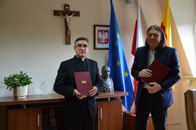 Pokaż zdjęcie: Porozumienie z UKSW na rzecz osób niepełnosprawnych, od lewej ks. prof. dr hab. Stanisław Dziekoński - Rektor UKSW, Robert Kwiatkowski - Prezes PFRON 