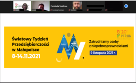 Pokaż zdjęcie: Zdjęcie spotkania online. Żółta grafika z logotypami i napisem „Zatrudniamy osoby z niepełnosprawnościami”.  Nad grafika zdjęcia uczestników spotkania.